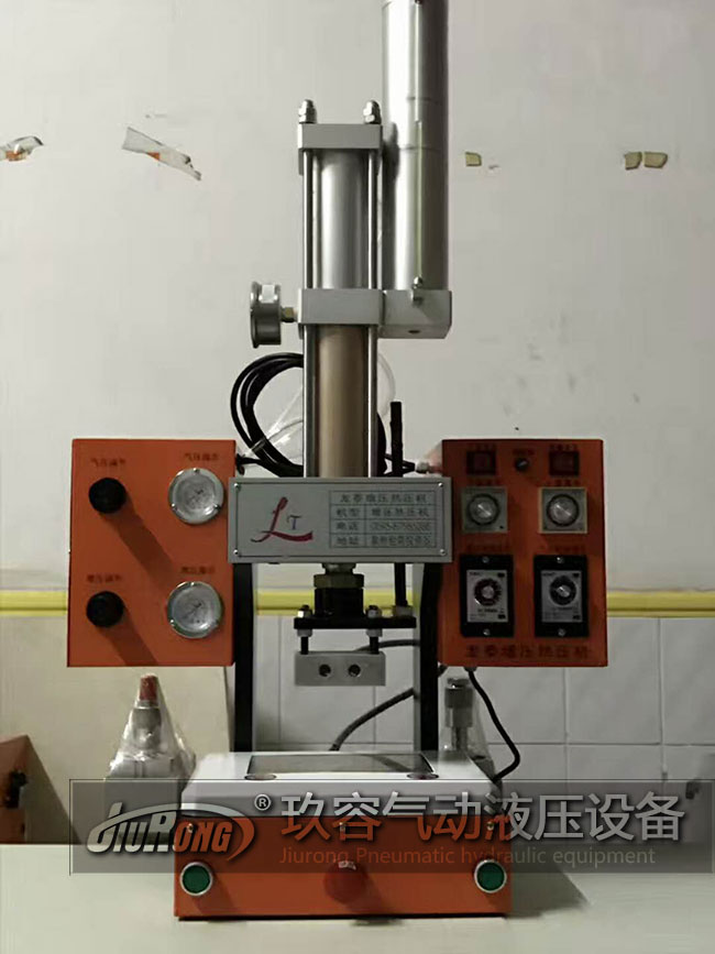 采用氣液增壓缸作為執(zhí)行元件的氣液增壓熱壓機產(chǎn)品圖